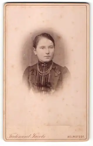 Fotografie Ferdinand Jacobs, Helmstedt, Portrait junge Frau mit zusammengebundenem Haar