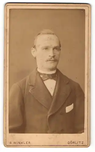 Fotografie A. Winkler, Görlitz, Portrait junger Herr mit zurückgekämmtem Haar