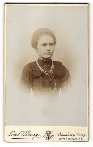 Fotografie Paul Körnig, Annaberg i/Erzg., Portrait Fräulein mit Perlenkette