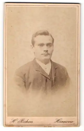 Fotografie H. Richers, Hannover, Portrait junger Mann mit zeitgenöss. Frisur