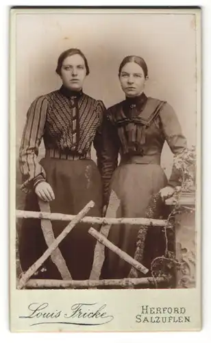 Fotografie Louis Fricke, Salzuflen, Portrait zwei junge Frauen