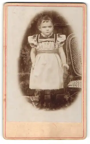 Fotografie Otto Gliesche, unbekannter Ort, Portrait kleines Mädchen in Kleid