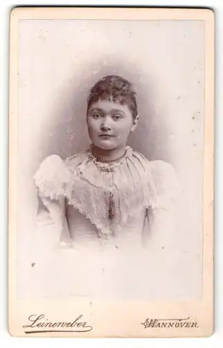 Fotografie Leinenweber, Hannover, Portrait Fräulein mit zusammengebundenem Haar