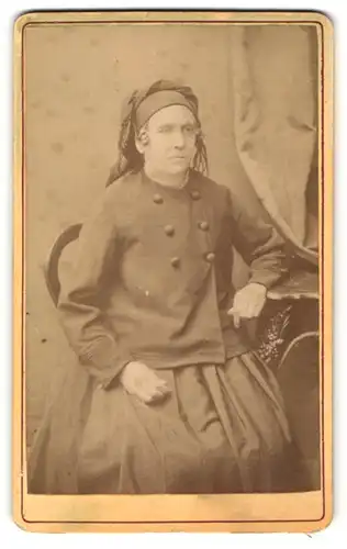 Fotografie Eduard Lösche, Rudolstadt, Portrait Frau in zeitgenöss. Garderobe mit Kopfbedeckung