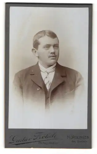 Fotografie Gustav Frölich, Nördlingen, Portrait junger Mann in Anzug