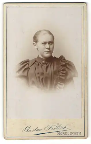 Fotografie Gustav Fröhlich, Nördlingen, Portrait junge Frau mit zusammengebundenem Haar