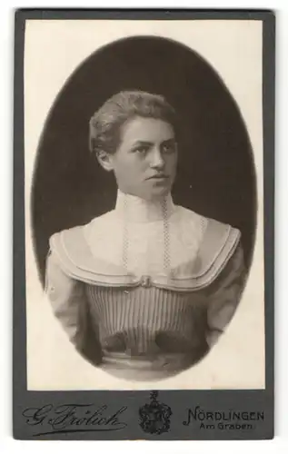 Fotografie Gustav Fröhlich, Nördlingen, Portrait junge Dame in zeitgenöss. Garderobe