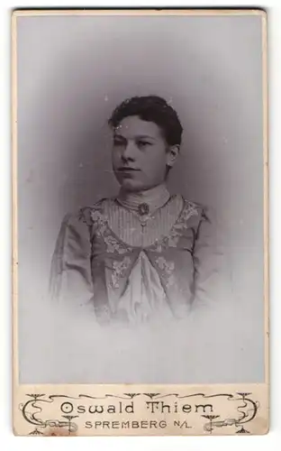 Fotografie Oswald Thiem, Spremberg N/L, Portrait junge Frau mit zusammengebundenem Haar
