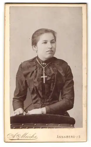 Fotografie A. Meiche, Annaberg i/S, Portrait Mädchen mit Kruzifix