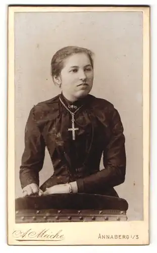 Fotografie A. Meiche, Annaberg i/S, Portrait Maid mit Kruzifix