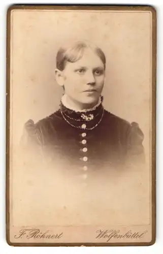 Fotografie F. Röhnert, Wolfenbüttel, Portrait junge Frau in zeitgenöss. Kleidung