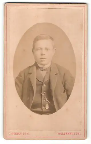 Fotografie C. Sternitzki, Wolfenbüttel, Portrait junger Mann in zeitgenöss. Kleidung