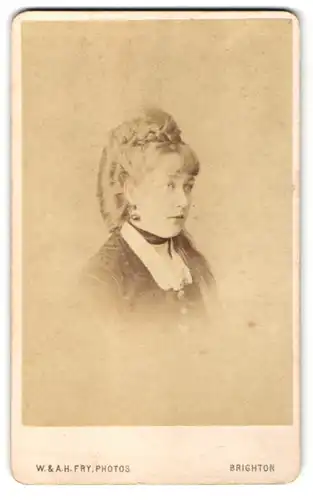 Fotografie W. & A. H. Fry, Brighton, Portrait junge Dame mit aufwendiger Frisur