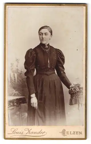 Fotografie Louis Zander, Uelzen, Portrait junge Frau in zeitgenöss. Kleid