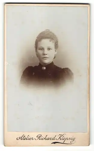 Fotografie Richard Klepsig, Hildesheim, Portrait Fräulein mit zusammengebundenem Haar