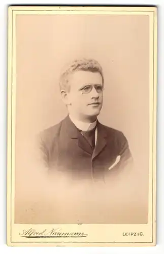 Fotografie Alfred Naumann, Leipzig, Portrait junger Herr mit Zwicker
