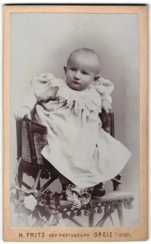 Fotografie H. Fritz, Greiz, Portrait Kleinkind in Kleid