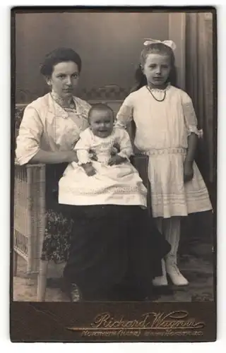 Fotografie Richard Wagner, Northeim, Portrait Mutter mit zwei Kindern