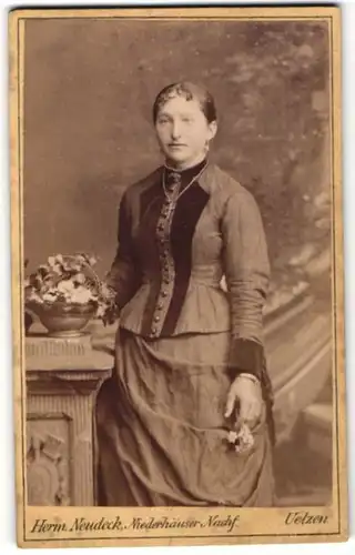 Fotografie Herm. Neudeck, Uelzen, Portrait junge Frau in zeitgenöss. Kleidung