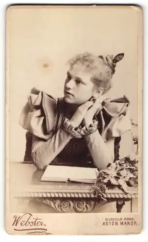 Fotografie Webster, Aston Manor, Portrait Mädchen in festlicher Kleidung
