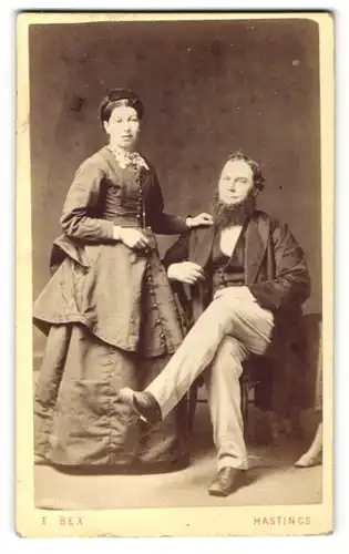 Fotografie E. Bex, Hastings, Portrait Paar in zeitgenöss. Kleidung