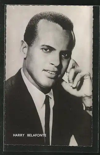 AK Musiker Harry Belafonte nachdenklich in die Kamera schauend