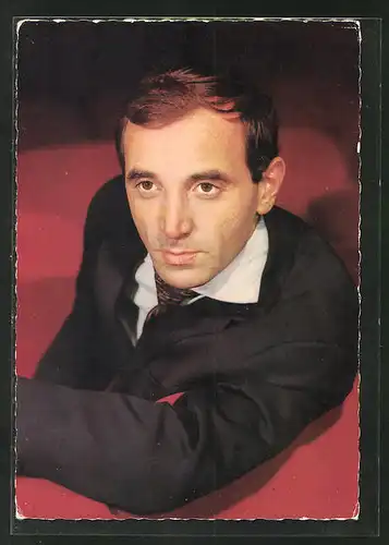 AK Musiker Charles Aznavour sitzt in einem Sessel