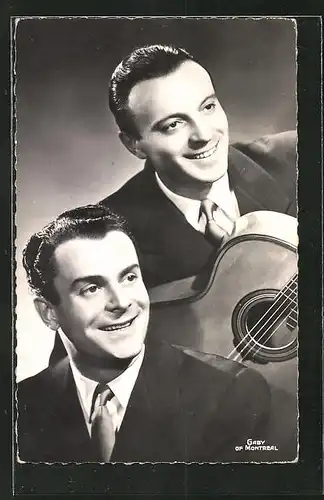 AK Musiker Patrice & Mario lächelnd mit ihrer Gitarre