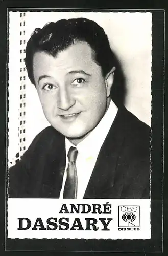 AK Musiker Andrè Dassary im Anzug in die Kamera schauend