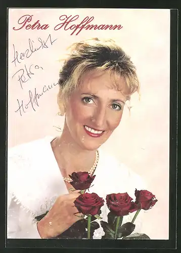 AK Musikerin Petra Hoffmann lächelnd mit Rosen und Autogramm