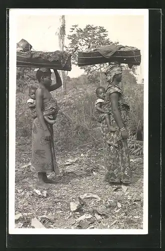 AK Afrikanische Frauen mit ihren Kindern auf dem Rücken transportieren Waren auf dem Kopf