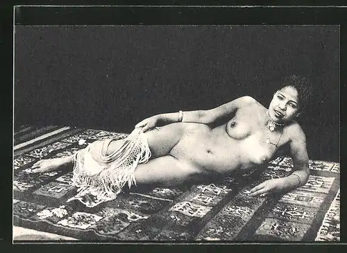 AK arabische nackte Frau mit Perlenhalskette und Halstuch in der Hand
