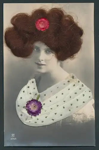 Echt-Haar-AK Elegante Dame mit echtem brünettem Haar und Blume am Stoffkragen