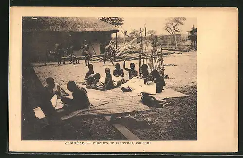 AK Zambèze, Fillettes de l'internat, cousant