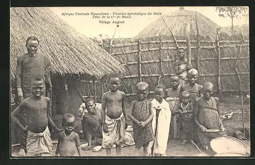 AK Nyasaland, Vicariat apostolique du Shire, Pere de la Cie de Marie, Village Angoni