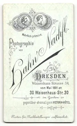 Fotografie Atelier Hahn's Nachf., Dresden, Frau mit Hochsteckfrisur und eleganter dunkler Bluse