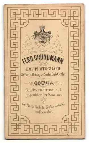 Fotografie Atelier F. Grundmann, Gotha, junger Mann mit dunkler Fliege, hellem Hemd und dunkler Jacke