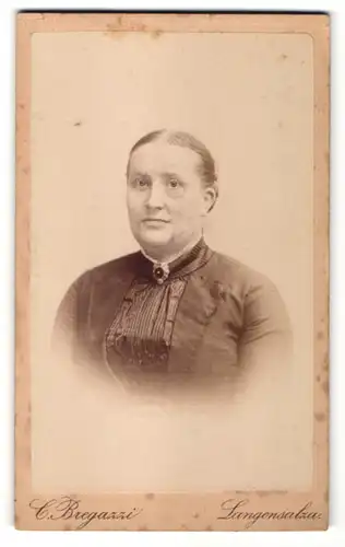 Fotografie C. Bregazzi, Langensalza, Dame mittleren Alters mit Brosche frontal