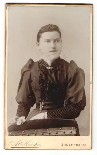 Fotografie A. Meiche, Annaberg, Junge Frau im Kleid vor Stuhl stehend
