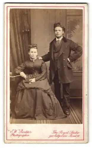 Fotografie E. W. Proktor, London-W, Portrait junges gutbürgerliches Paar