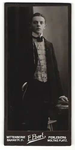 Fotografie E. Ebert, Wittenberge & Perleberg, Portrait junger Herr in Anzug