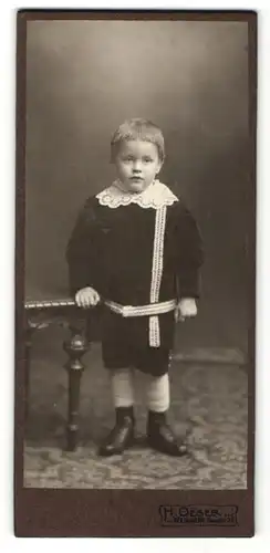 Fotografie H. Oeser, Weinheim, Portrait kleiner Knabe in festlicher Garderobe