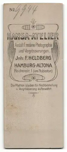 Fotografie Hansa Atelier, Hamburg-Altona, Portrait Kleinkind in Leibchen