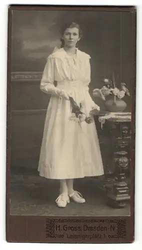 Fotografie H. Gross, Dresden, Portrait Fräulein in weissem Kleid