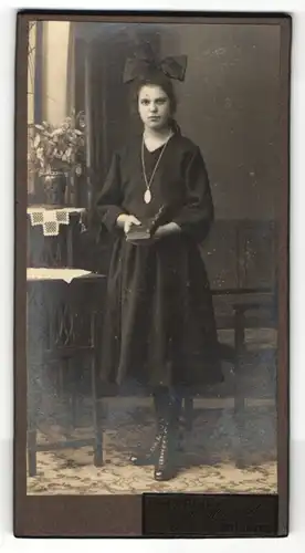 Fotografie A. Handel, Pulsnitz, Portrait Mädchen mit Haarschleife in festlicher Kleidung