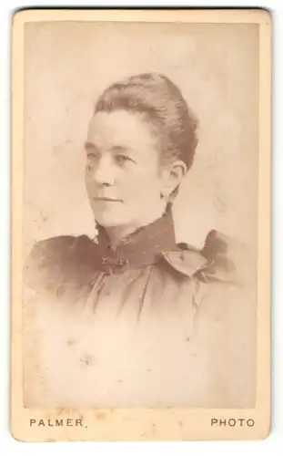 Fotografie F. T. Palmer, Croydon, Portrait Frau mit zusammengebundenem Haar