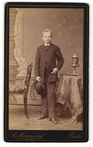 Fotografie A. Menzendorf, Berlin, Portrait Knabe in festlicher Garderobe