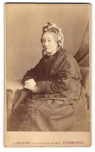 Fotografie J. Moffat, Edinburgh, Portrait betagte Dame mit traditioneller Kopfbedeckung