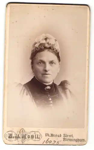 Fotografie E. B. Mowll, Birmingham, Portrait Frau mit traditioneller Kopfbedeckung