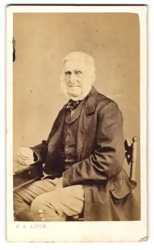 Fotografie H. A. Acton, Cheltenham, Portrait betagter Herr mit Backen- und Kinnbart